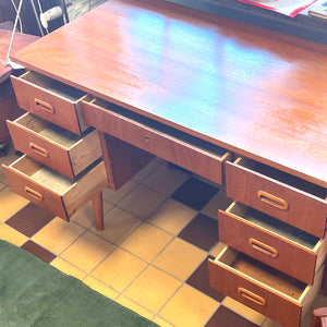 Teakskrivbord från 60-talet i bra bruksskick. 