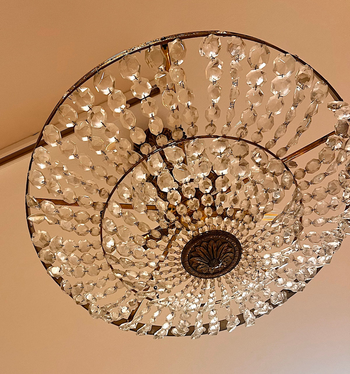 Praktfull kristallkrona i mässing och äkta kristall