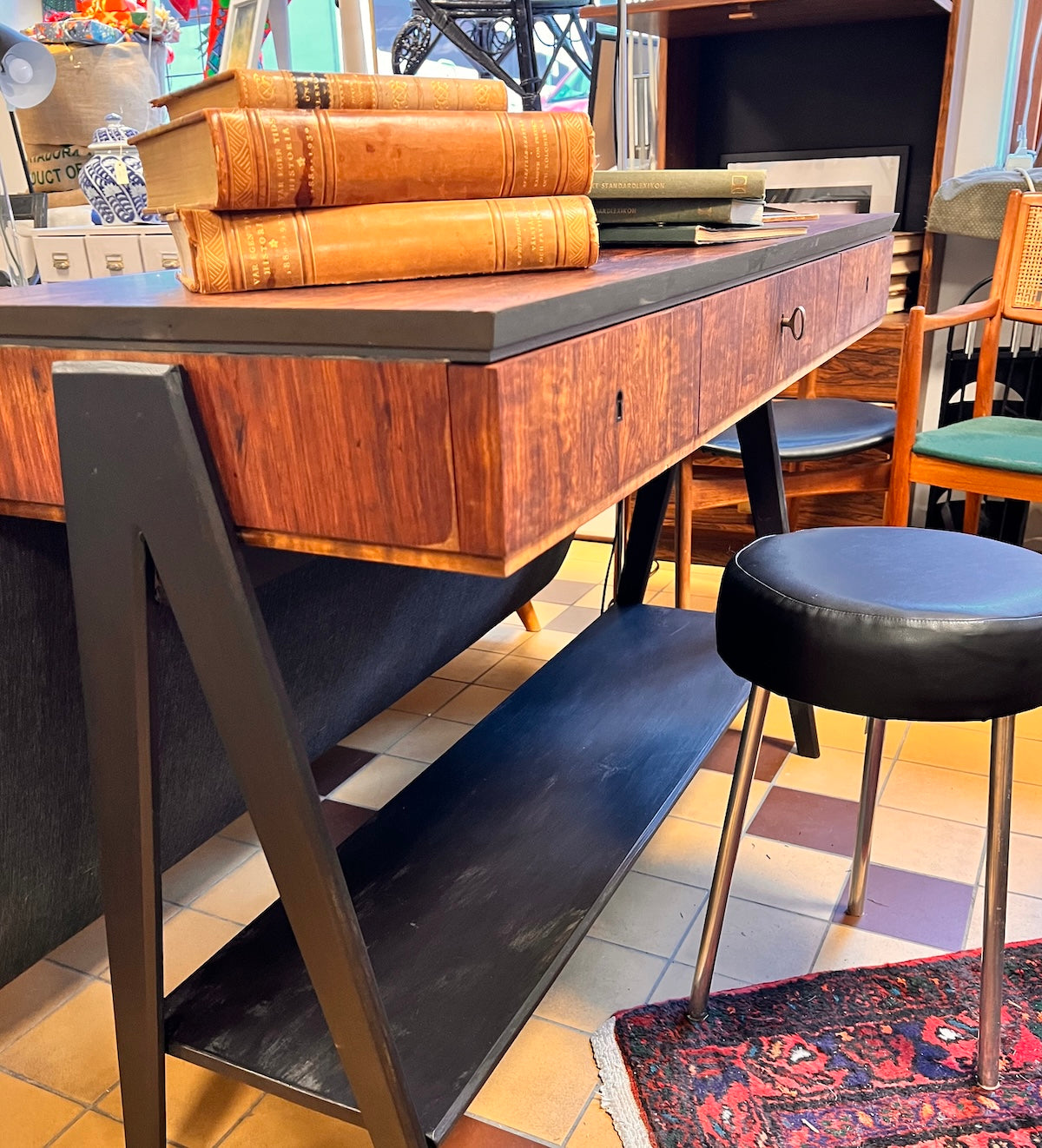 Unikt konsolbord förädlat till industridesign