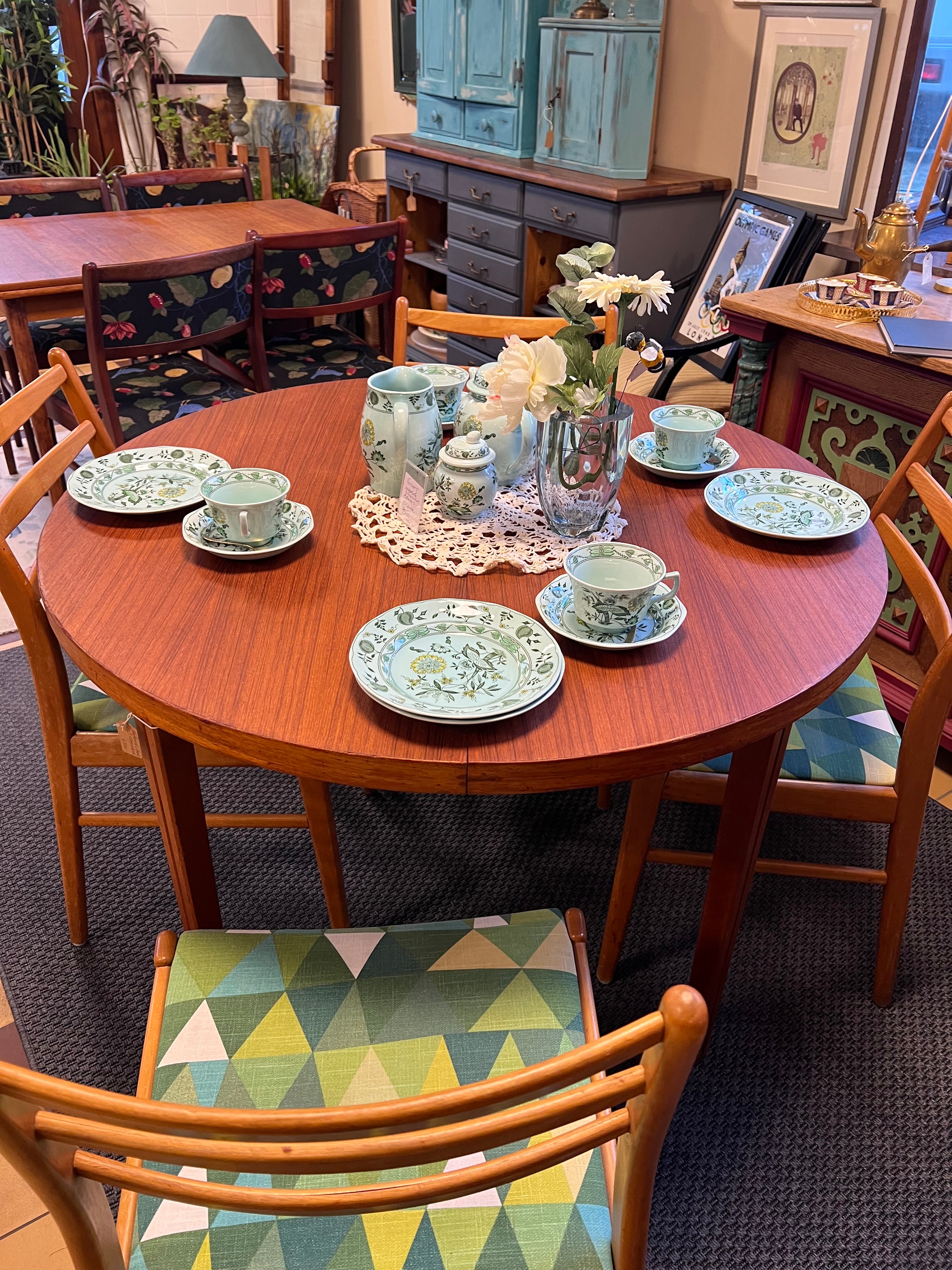 Smakfullt runt matbord med iläggsskiva