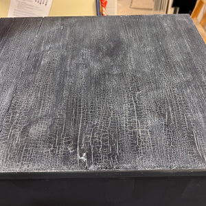 Här är en målad yta med Graphit Chalk Paint som har krackelerats med 2-stegs Craqueleur. 