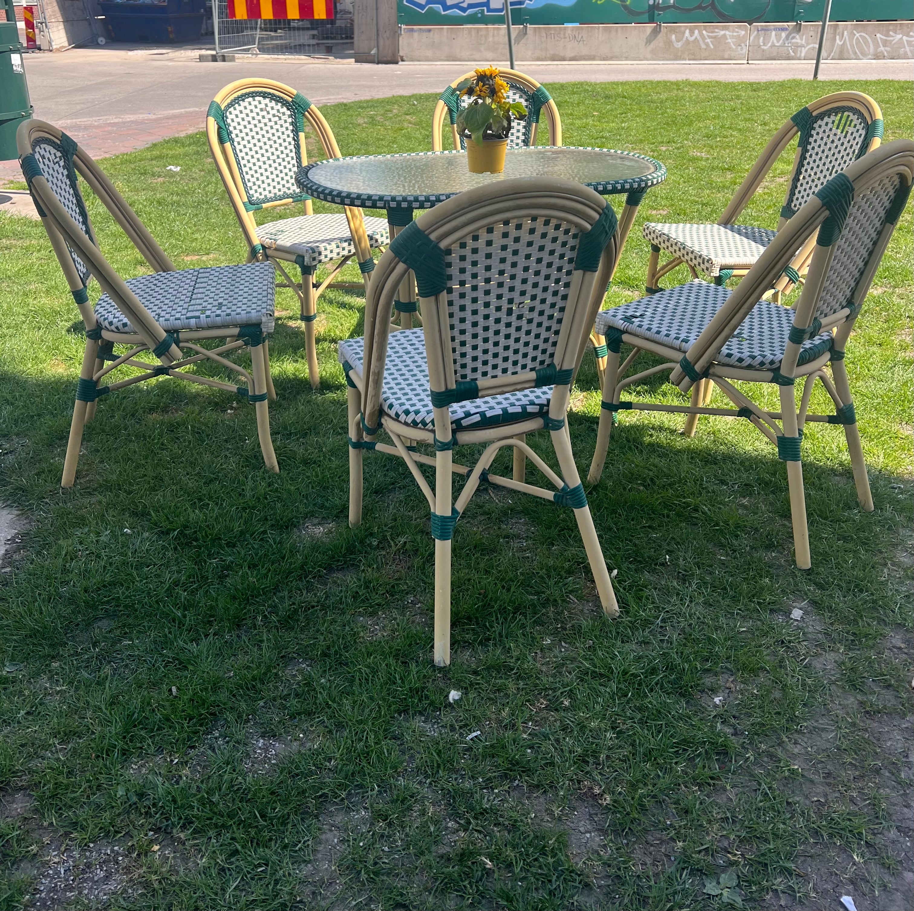 Charmig cafégrupp i fransk bistrostil