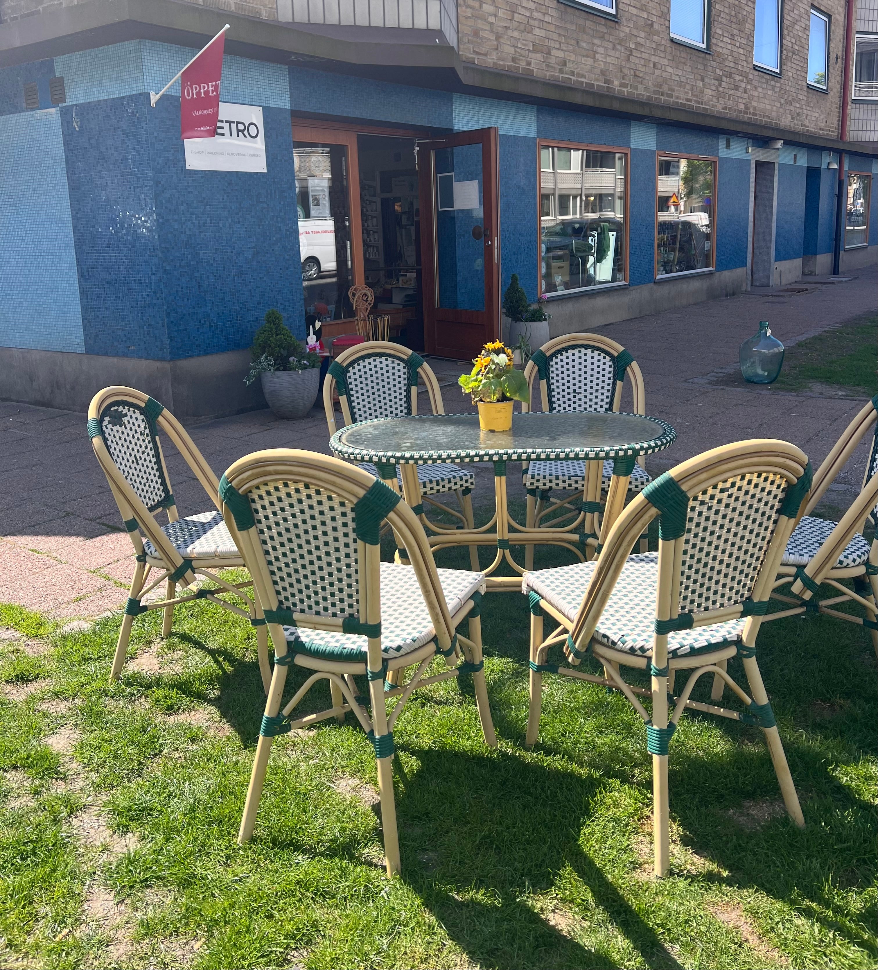 Charmig cafégrupp i fransk bistrostil