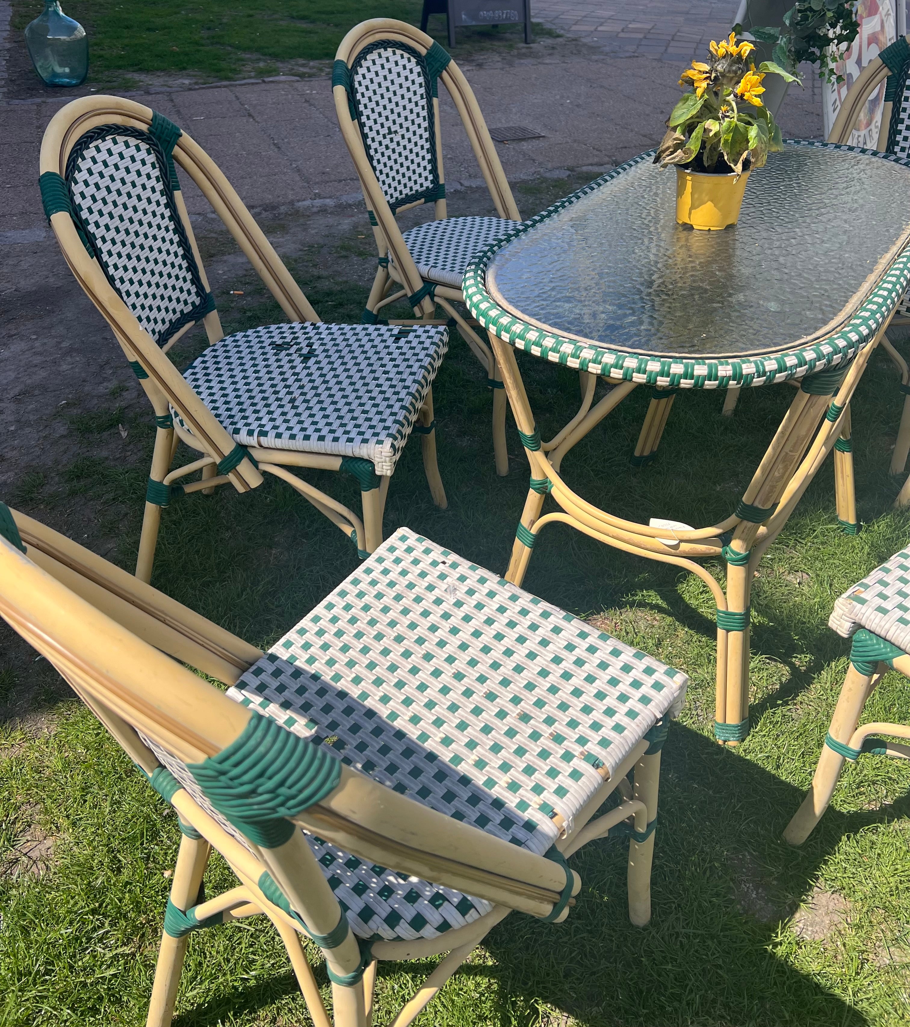 Charmig cafégrupp i fransk bistrostil