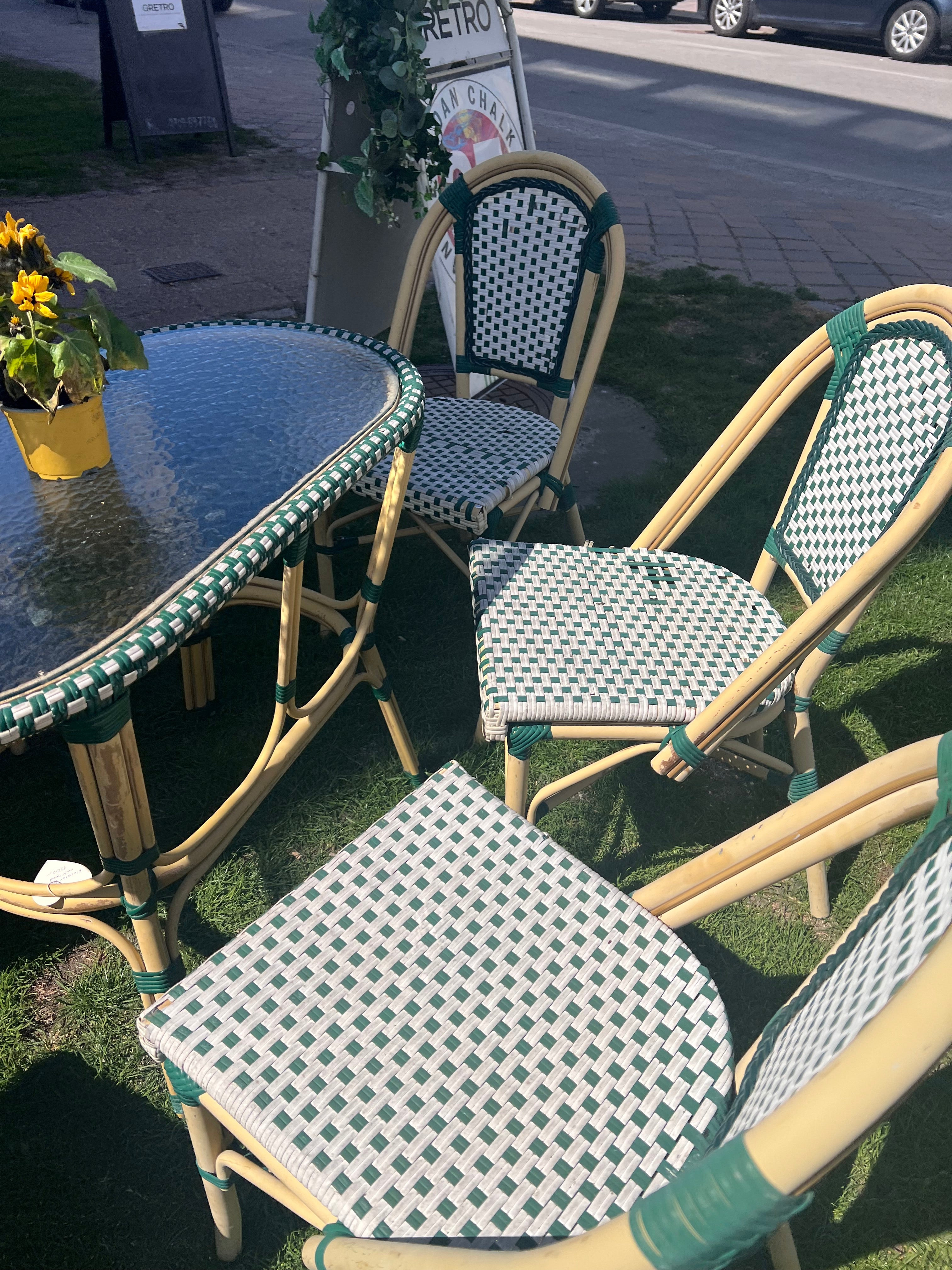 Charmig cafégrupp i fransk bistrostil