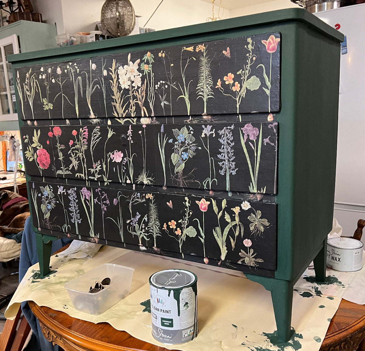 Pia på GRETRO målade en gammat byrå i Amsterdam Green Chalk Paint och satte på decopagepappret med trädgårdsblommor.