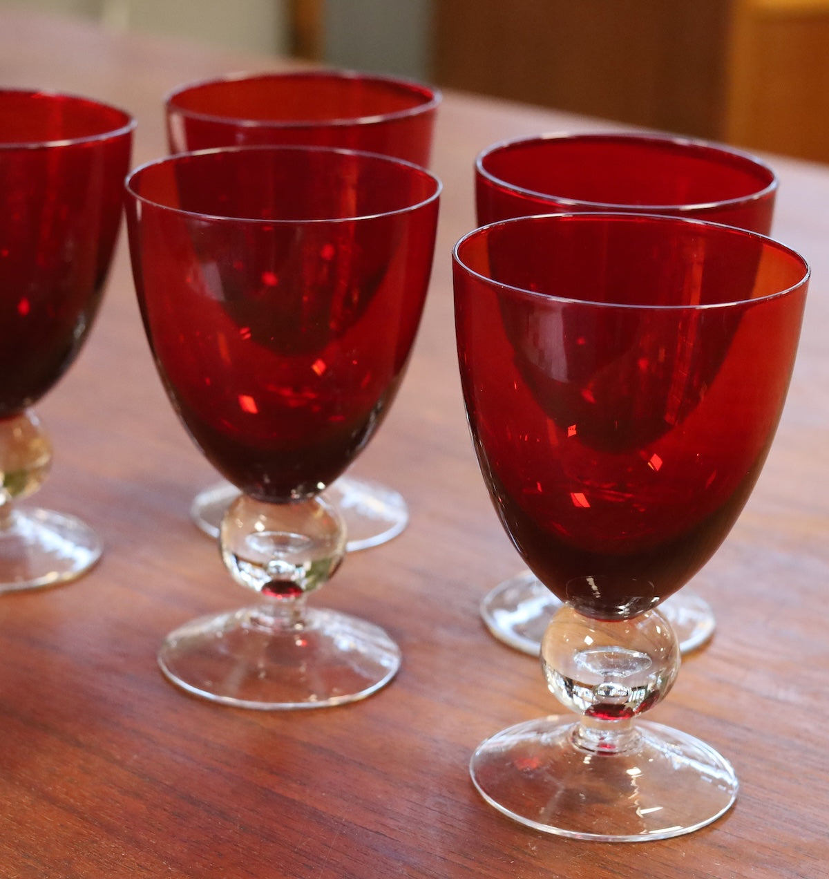 Röda vinglas i underbar design