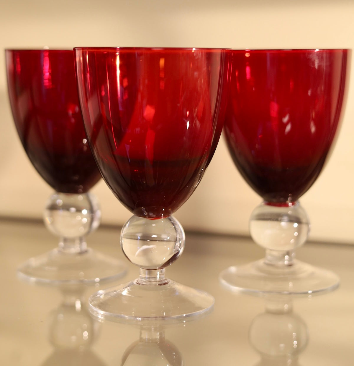 Röda vinglas i underbar design