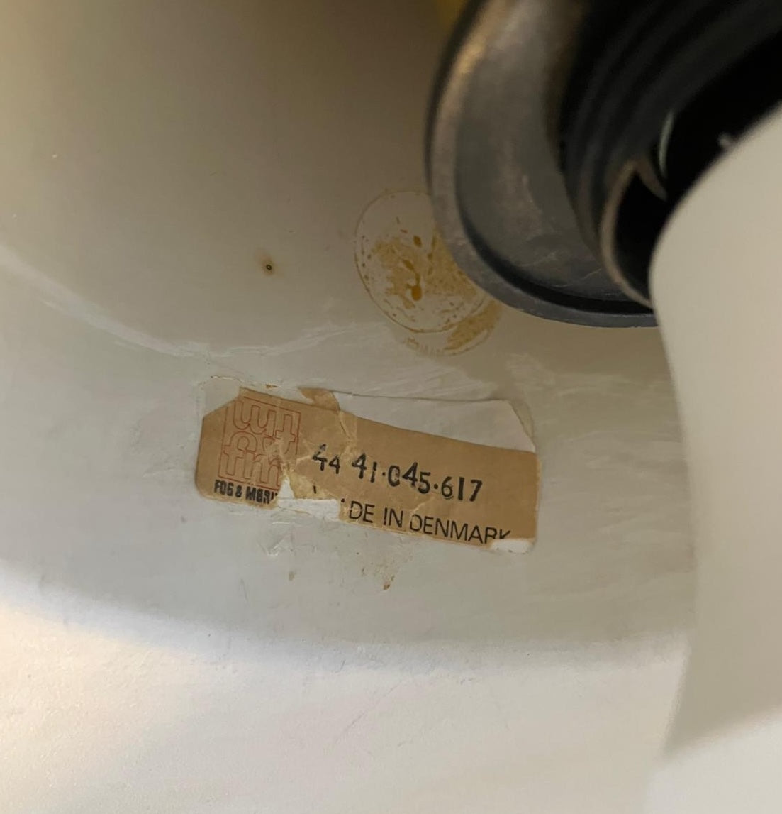Inuti finns den klassiska märkningen från Fog & Mørup och "Made in Denmark", som vittnar om dess ursprung och äkthet – även om etiketten är något sliten, vilket bara adderar charm och patina.
