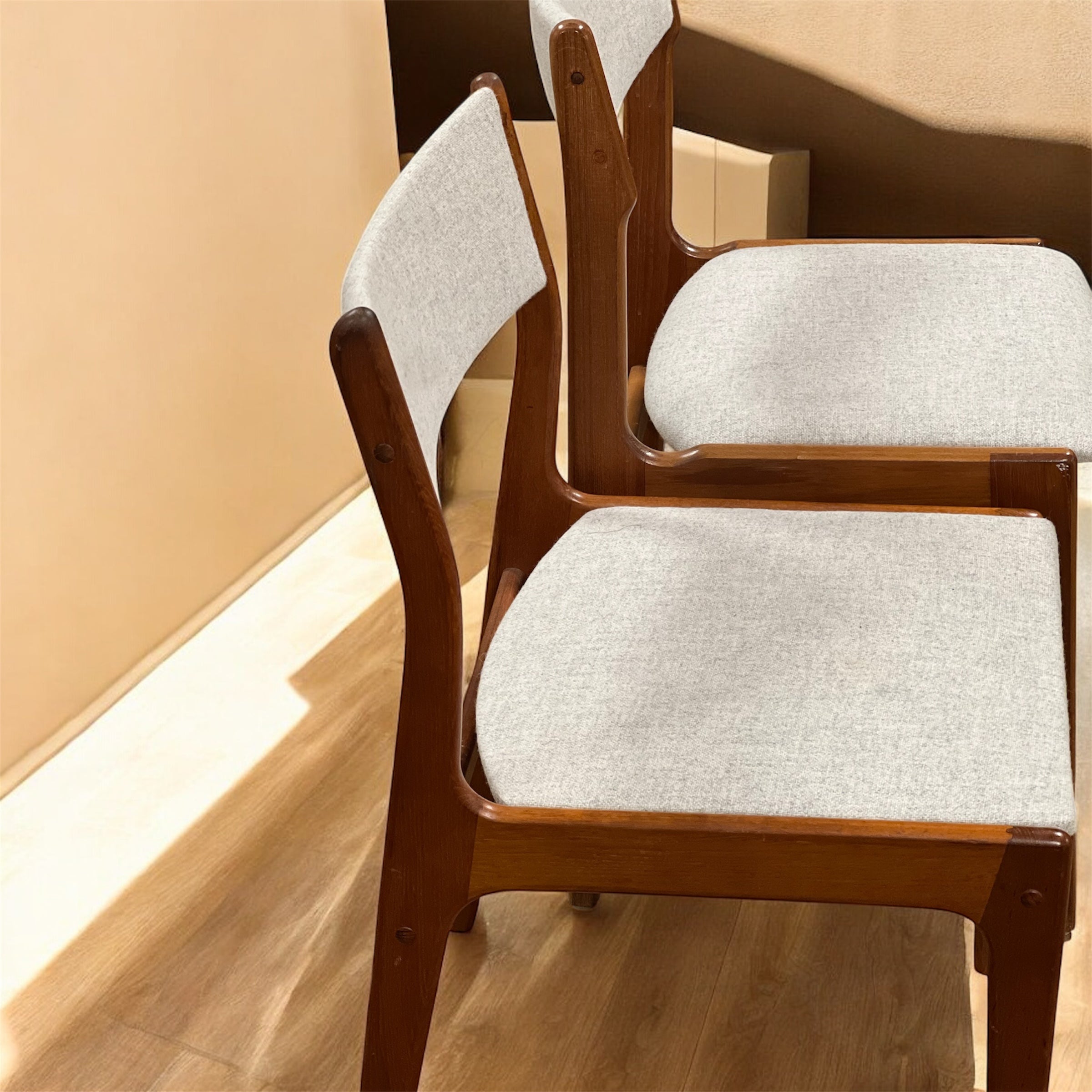 Alla har samma tyg men en av stolarna skiljer sig lite från de andra tre, eftersom den är en Buch-stol. Kan dock vara så att även de andra är Buch-stolar men vi vet inte. Den är något högre och har bredare sits men har annars väldigt snarlik design som de andra.&nbsp;