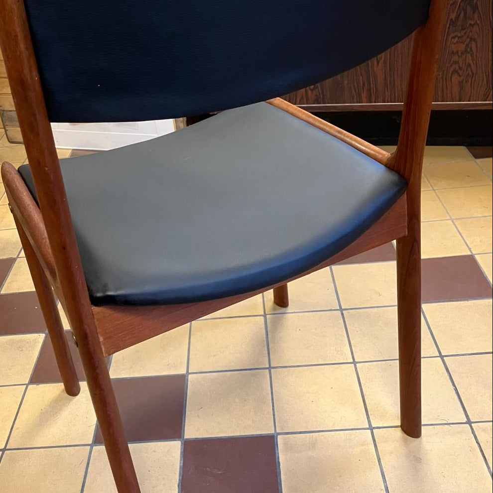 De två stolarna har tydliga drag av klassisk europeisk design: eleganta proportioner, mjukt rundade ryggstöd och en stabil konstruktion som vittnar om gediget hantverk.