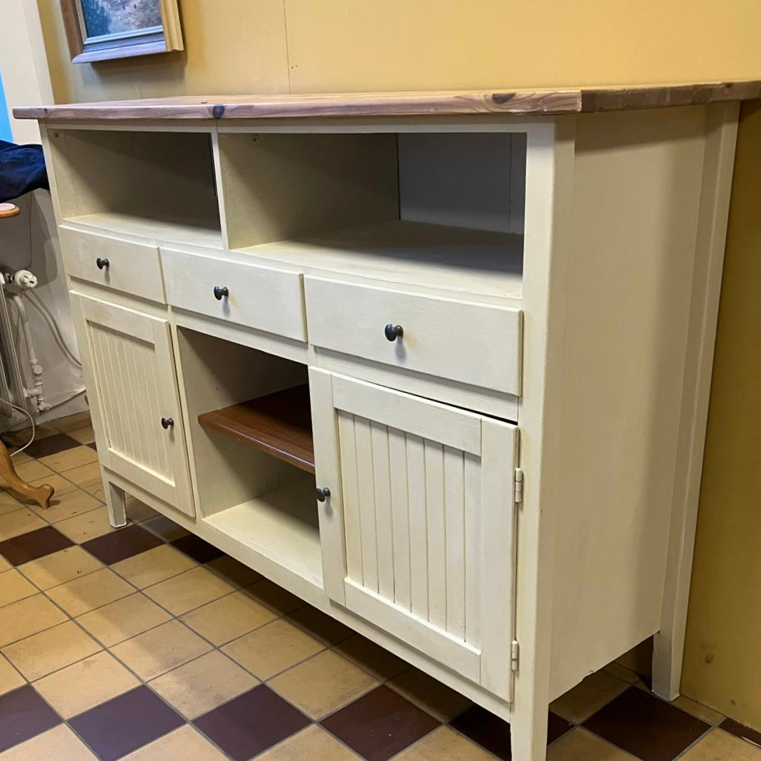 Köpmannadisken har förvandlats i GRETRO:s ateljé. Den är antagligen från Mio eller Ikea och var vitmålad men var mycket sliten. Nu har den fått en vacker krämfärg med hjälp av Annie Sloans eleganta Cream Chalk Paint 