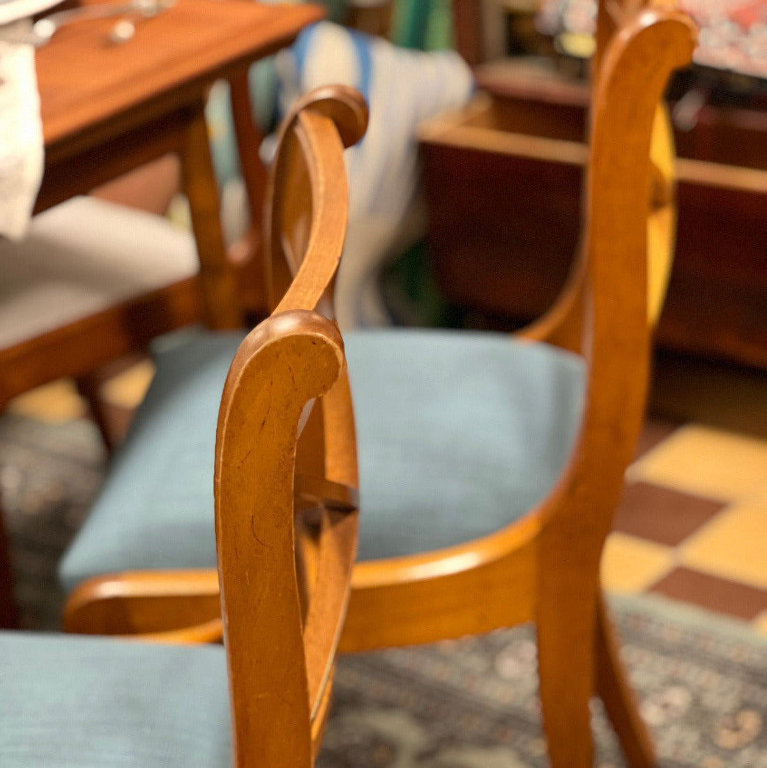 Karl Johan-stil på eleganta stolar eller som har inspirerats av den engelska Regency-stilen. De kännetecknas av sina vackert svängda ryggstöd med rullade avslut (scroll back) och sabelformade ben. 