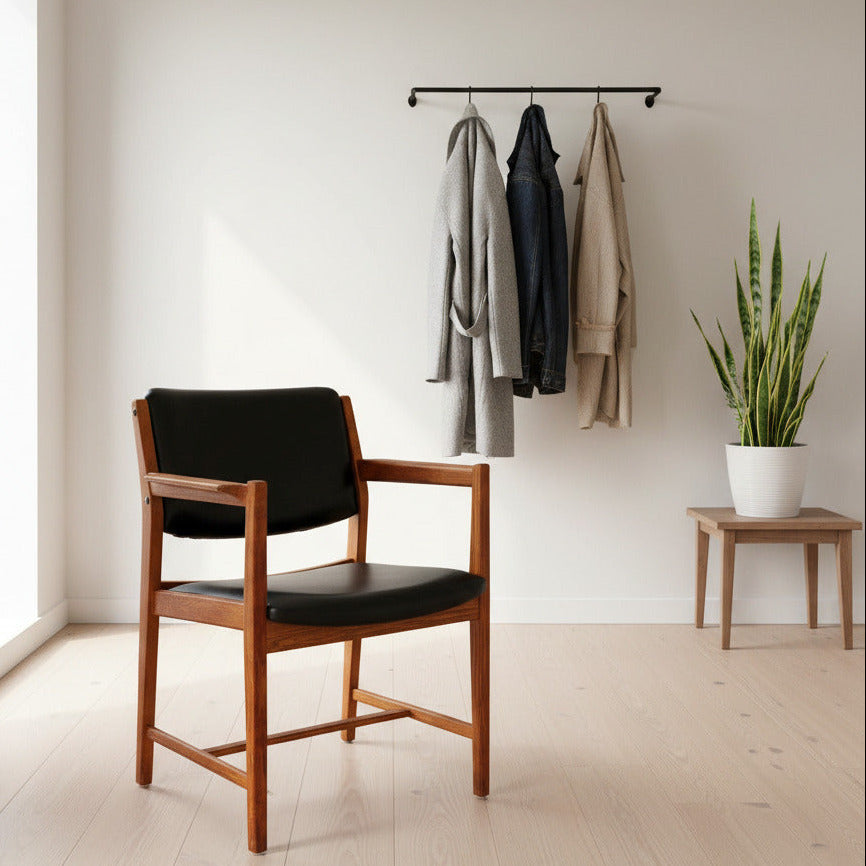 Karmstol ur modellen Carmen som är ett ovanligt och elegant set, formgivet  av Bengt Ruda för IKEA under 1960-talet. 