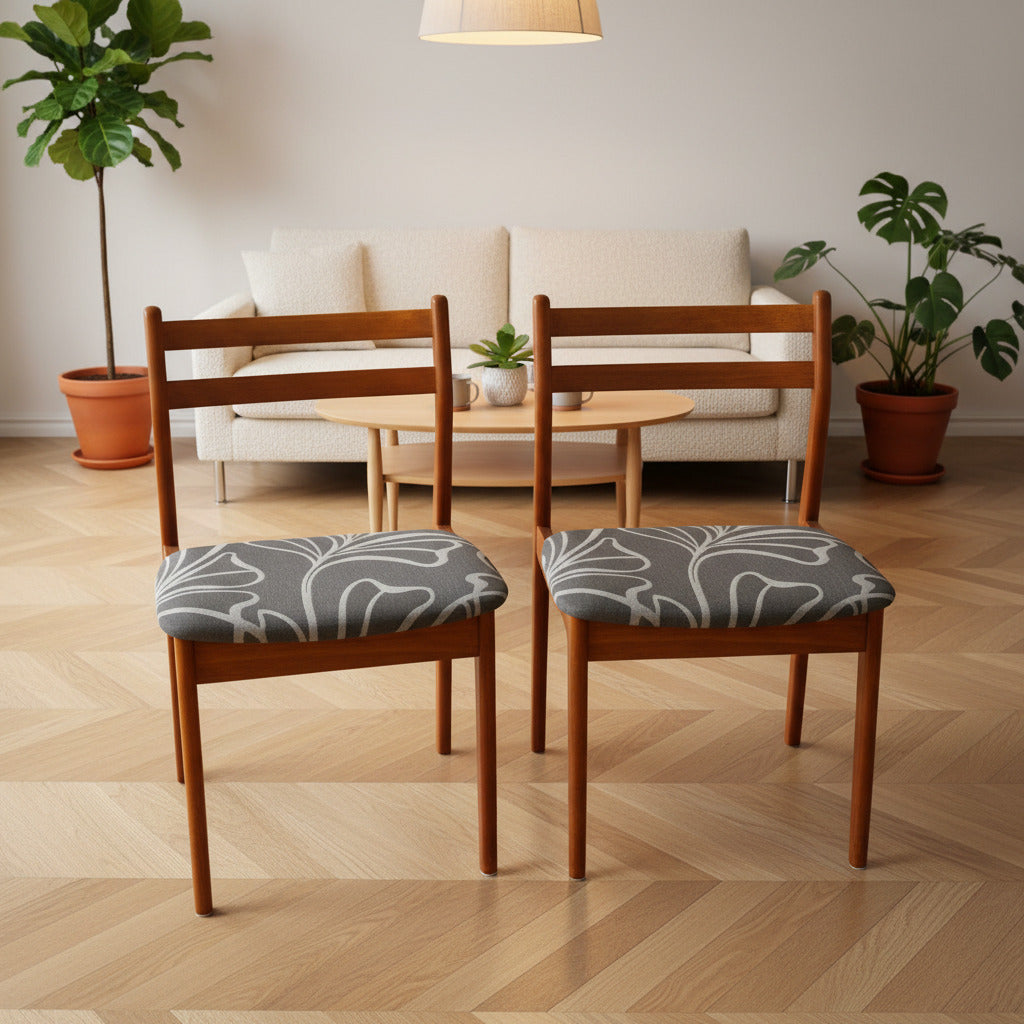 Kombinationen av det varma träet och det moderna tyget ger stolarna ett vackert uttryck som fungerar lika fint tillsammans med ett klassiskt teakbord som kring ett mer modernt matbord.