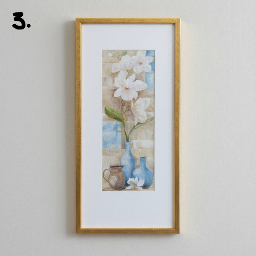 Konstnär Rian Withaar – 
Elegant dekorativt konsttryck med vita blommor i blå vaser.