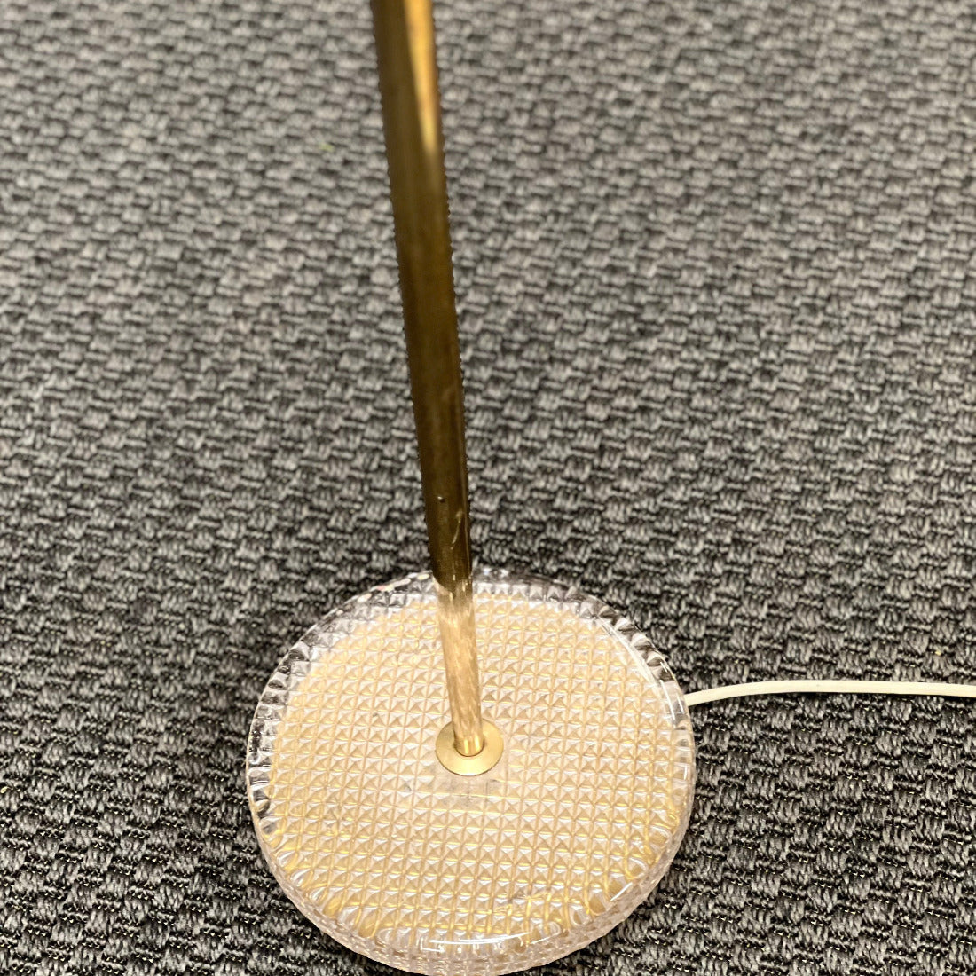 Läcker lampfot i glas som ger vacker balans mellan mässing, glasfot och lampskärm. 