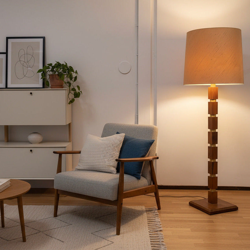 Låg elegant golvlampa från 1960-talets skandinaviska modernism. Formen är typisk för Danish/Scandinavian Modern.