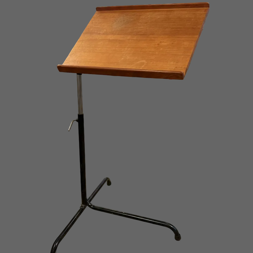 Läs-/skrivbord som är höj - och sänkbart och du kan även vrida på den fina teakplattan. 