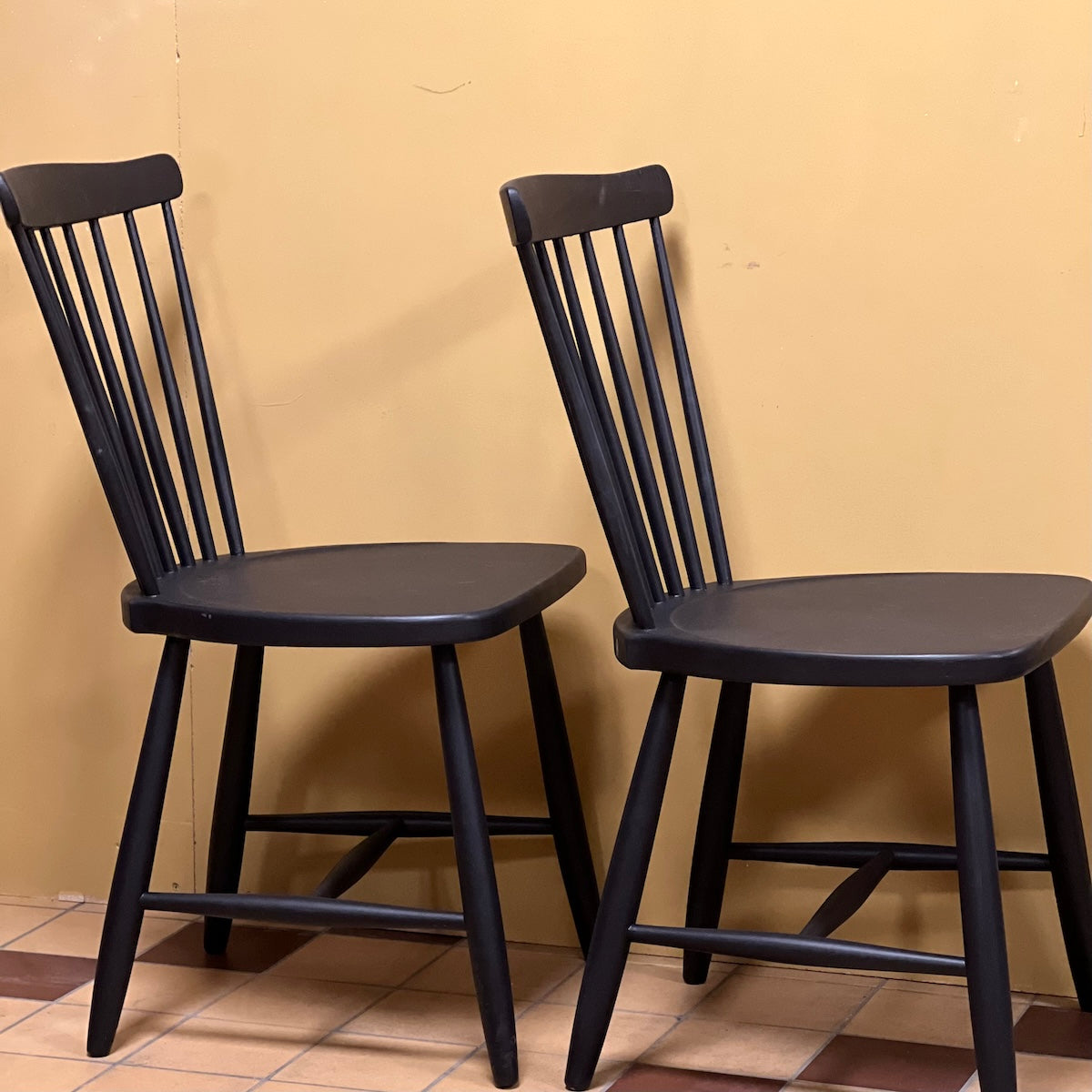 Lilla Åland är en tidlös pinnstol som blivit en av Sveriges mest älskade möbelklassiker. 