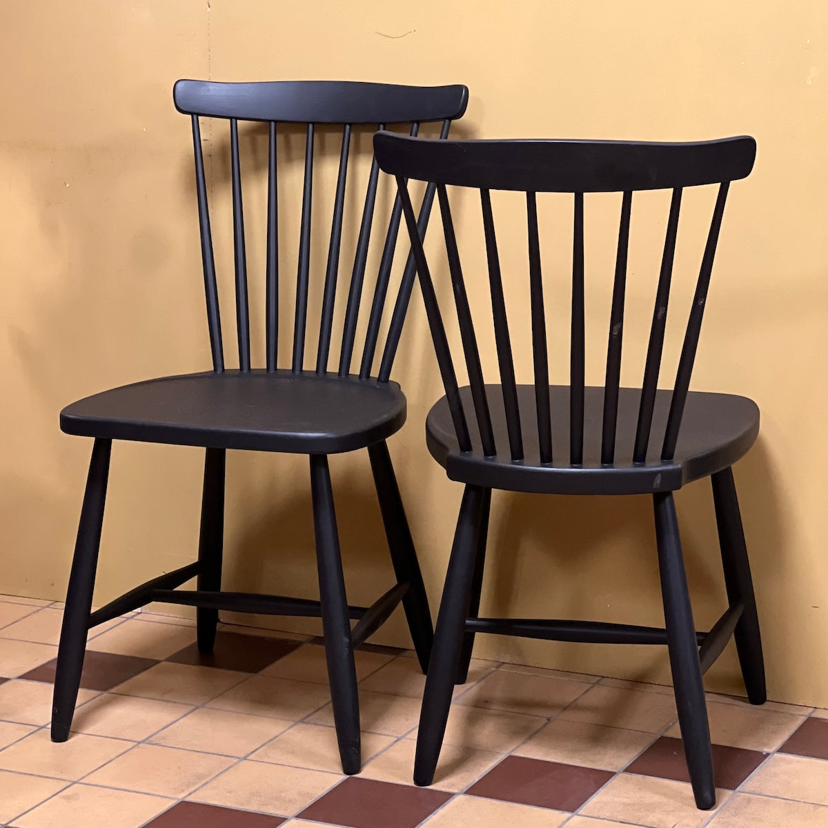 Den är formgiven av den legendariske Carl Malmsten och inspirerad av Finströms kyrka på Åland.