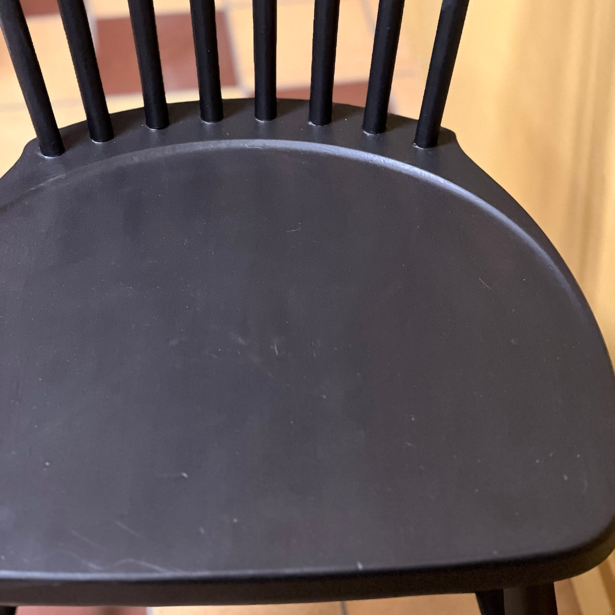 Med sina åtta vackert formade ryggpinnar, mjukt skålade sits och dubbelfasade kant erbjuder Lilla Åland en sittupplevelse som kombinerar komfort med stil. 