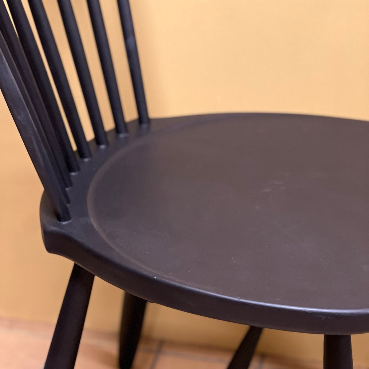 Ålandsstolen skapades 1942 men är ständigt aktuell. Lilla Åland är mer än en stol – den är en investering i äkta kvalitet, hållbar design och tidlös skönhet.