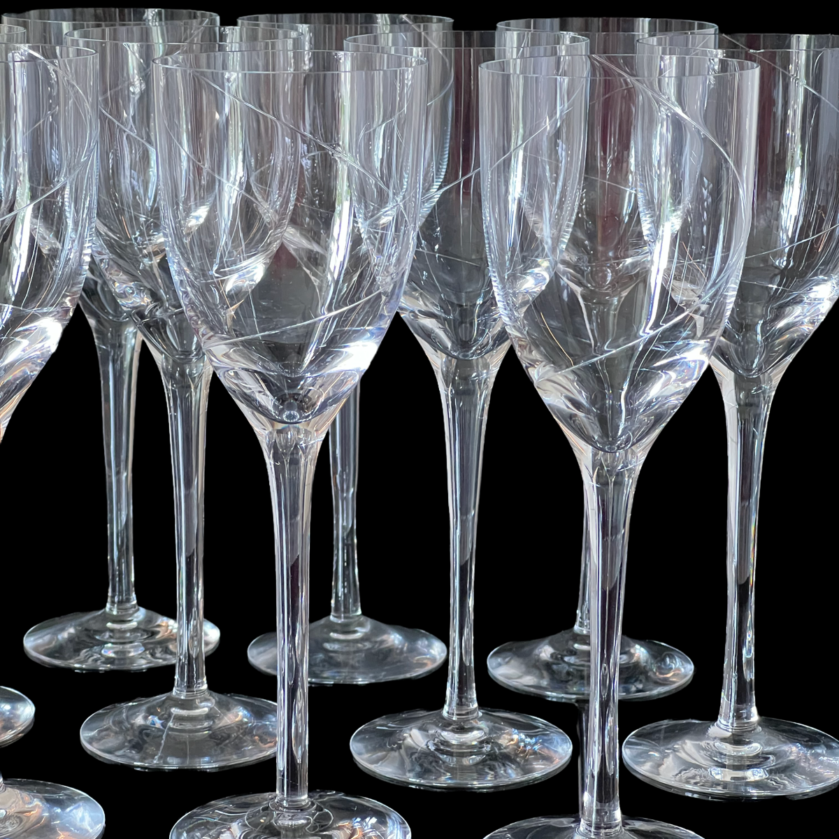 Det munblåsta vinglaset (35 cl) i kristall är särskilt utformat för att passa vita viner. Glasen är eleganta och tidlösa, men kräver varsam hantering. De tål inte maskindisk och bör därför handdiskas för att bevara sin skönhet och kvalitet.