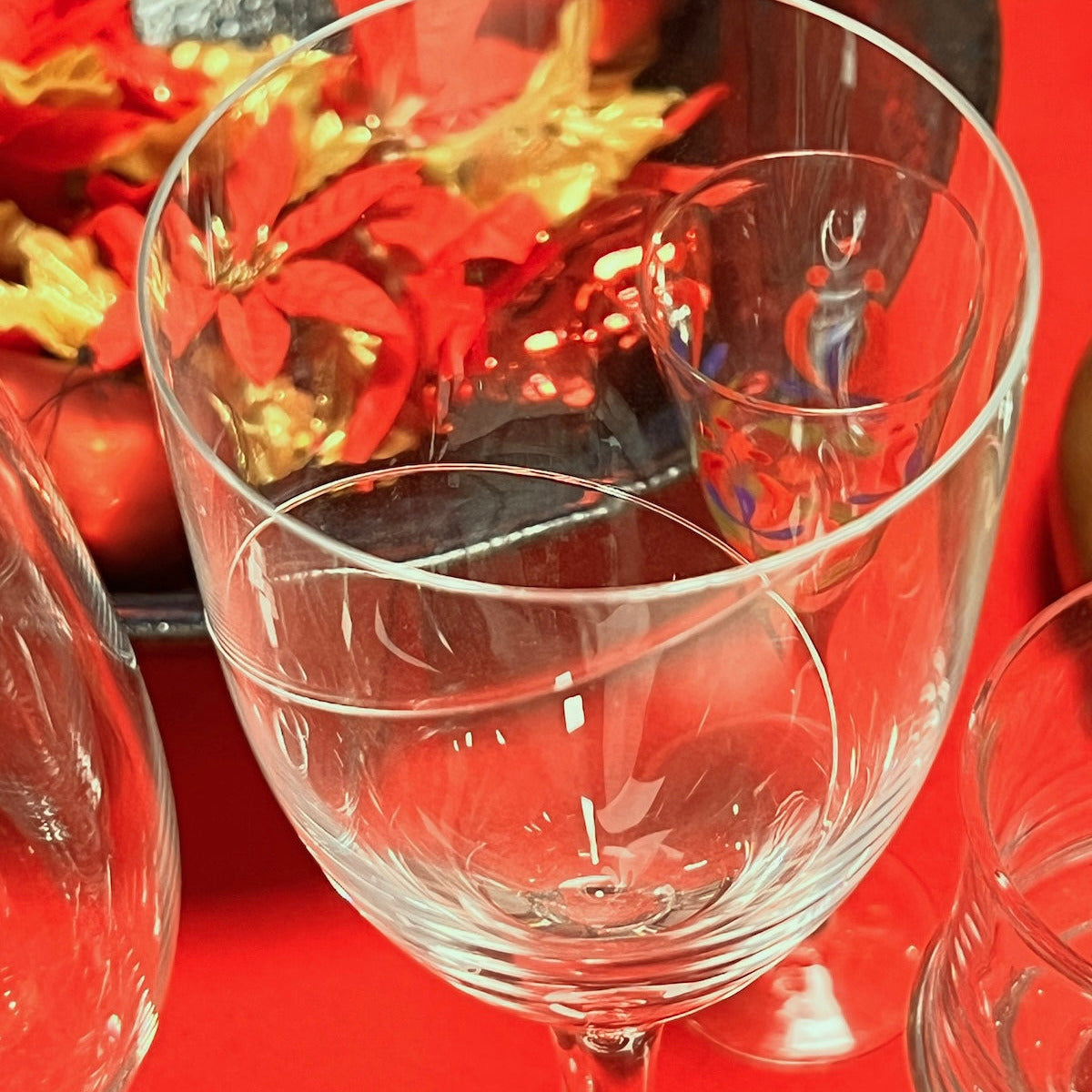 Line är ett klassiskt och personligt glas för den stilmedvetna dukningen.