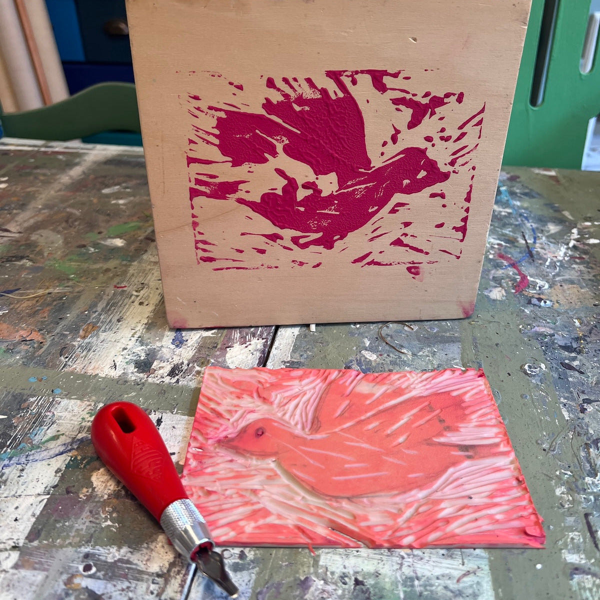 Lino print är en grafisk teknik där du karvar ut ett eget motiv i en linoleumplatta med speciella knivar (karvknivar).