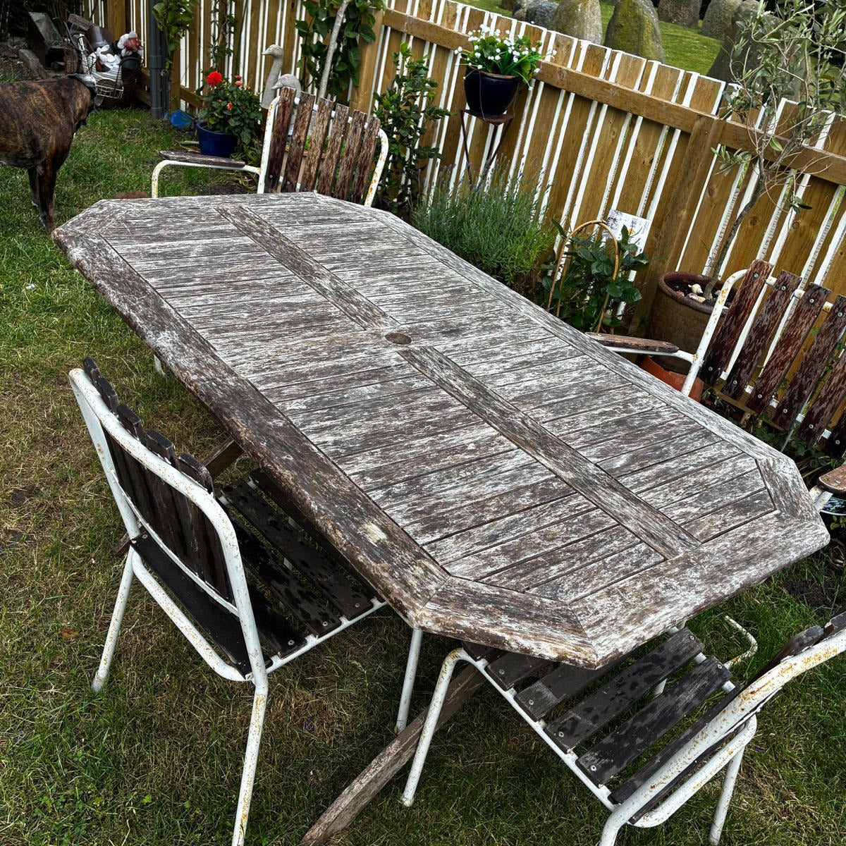 Möblerna har fått en vacker, naturligt väderbiten patina genom åren och säljs i befintligt skick.