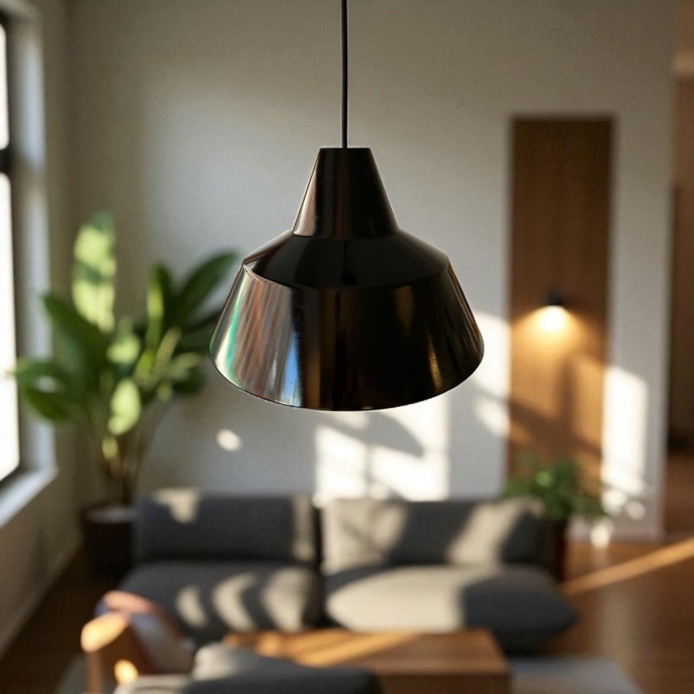 Det här är en mångsidig lampa som lyfter alla rum. Häng den över köksön, matbordet, soffbordet – eller varför inte i hallen för en stilren första känsla? 