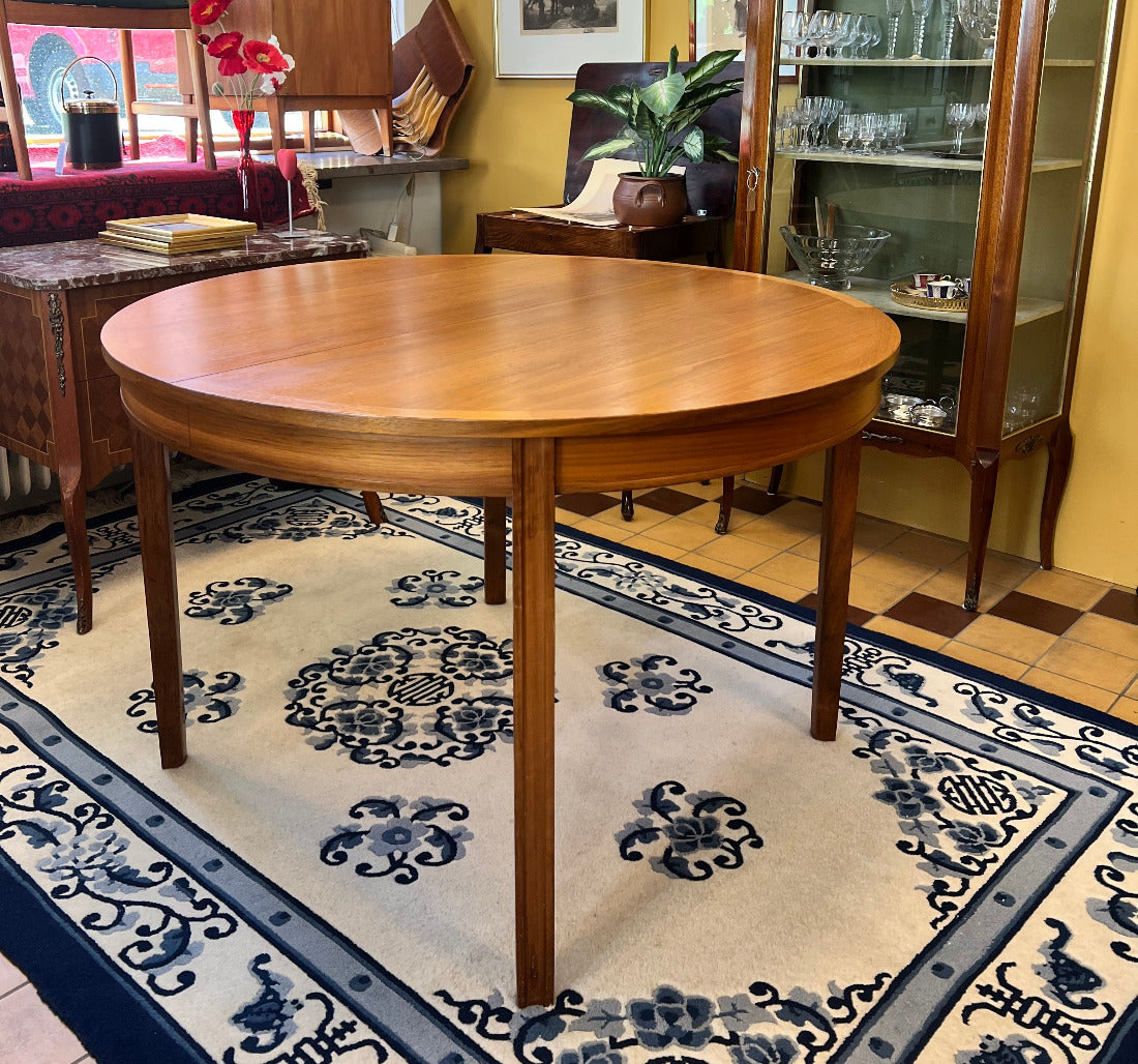 som är i ovanligt fint skick. Det är ett väldigt elegant skandinaviskt matbord, troligen från sent 1950-tal eller 1960-tal. 