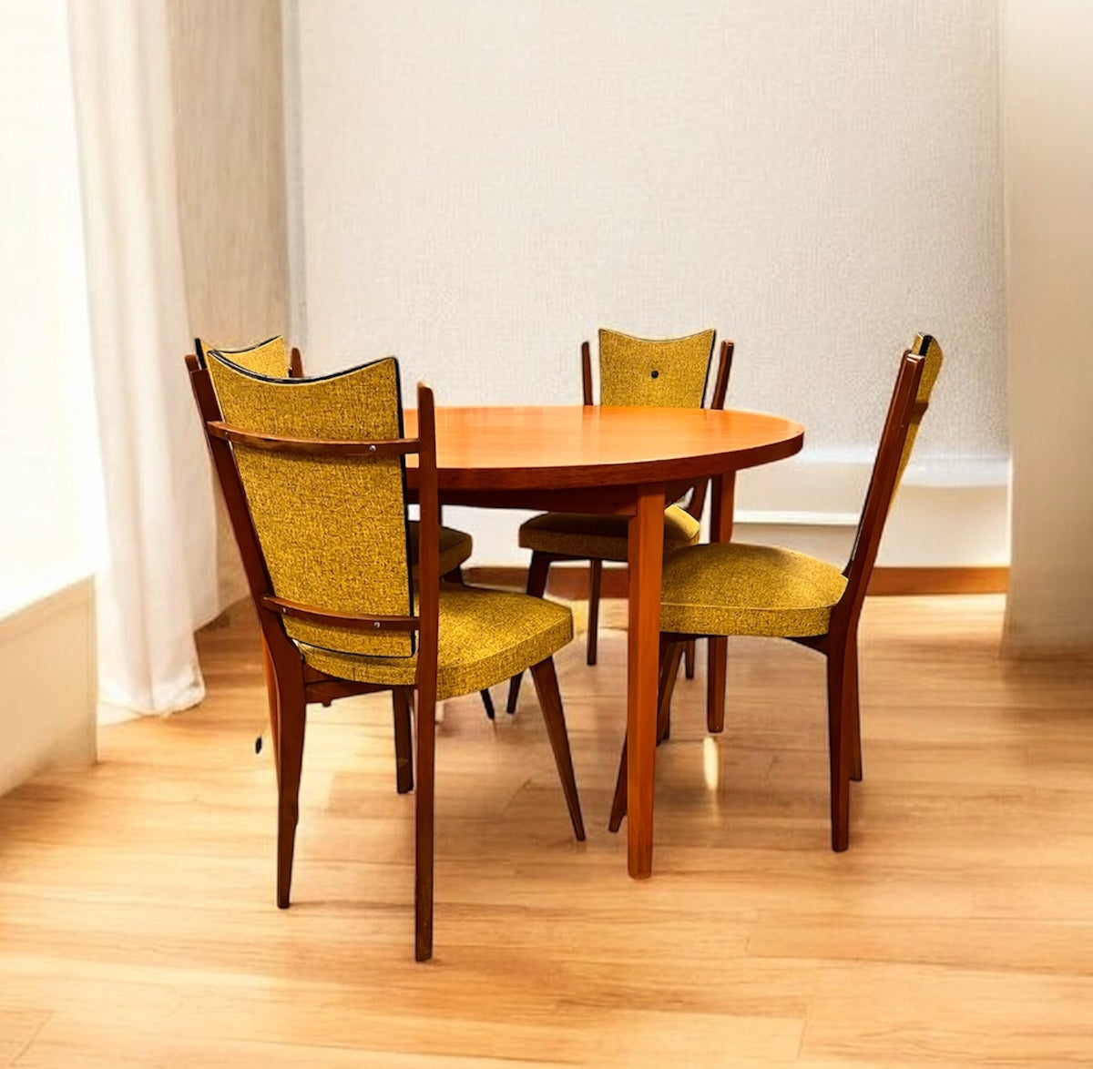 Bordet är tillverkat i högkvalitativ teak, känt för sin fantastiska hållbarhet och naturliga lyster som bara blir vackrare med åren. Bordet är troligen från 60-/70-talet.