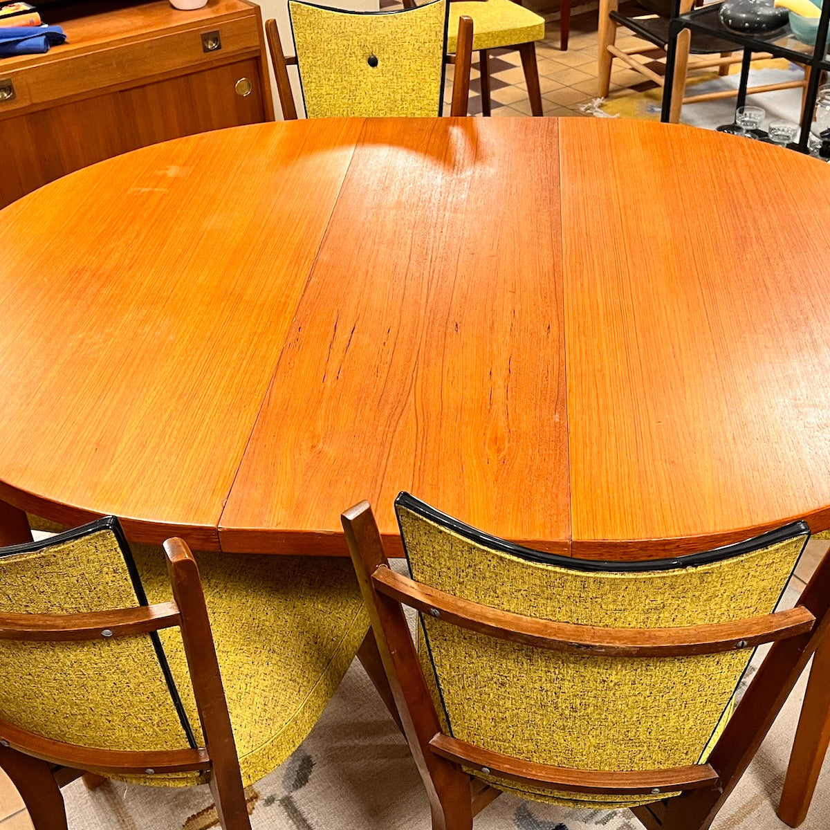 Med den medföljande iläggsskivan får du dessutom extra plats när du behöver det, utan att kompromissa med designen. Bordet blir enkelt större och rymmer fler gäster vid behov.