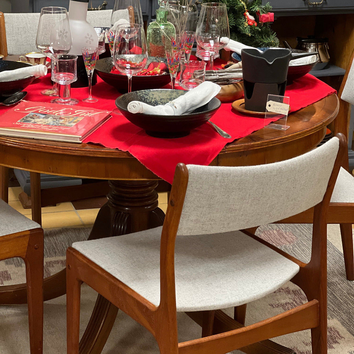 De är en del av en äldre designtradition från 1960- och 1970-talen och reflekterar den höga kvaliteten och det skickliga hantverket som präglade denna tid.