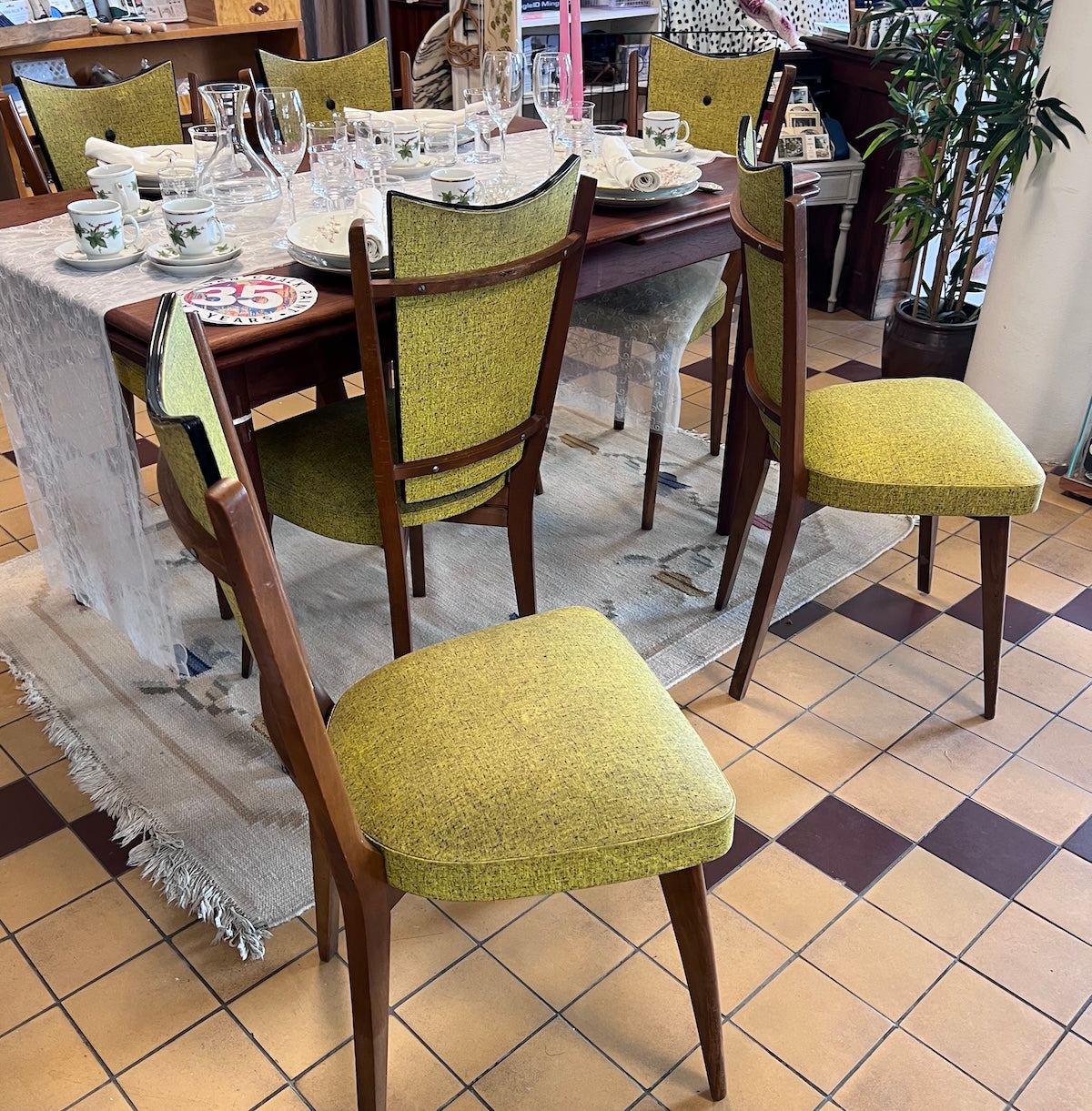  De har köpts in från Frankrike och kan mycket väl vara antingen fransk eller italiensk design från 50-talet.