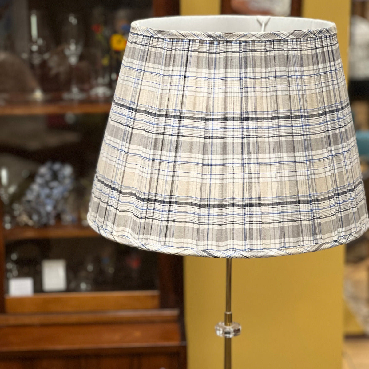 Mitt på stången sitter en dekorativ glasdetalj som ger lampan karaktär och ett tydligt vintageuttryck. Lampan är troligen från 70-talet. Armaturen är i utmärkt skick.