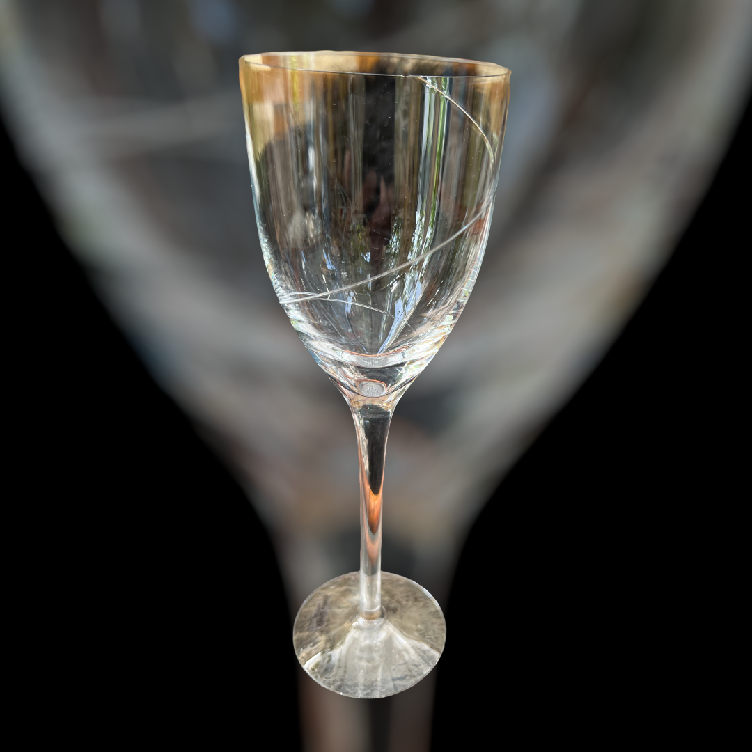  Det här munblåsta vinglaset i kristall (35 cl) är skapat av Anna Ehrner och pryds av den karakteristiska, handlagda spunna glastråden som gör varje exemplar unikt. 