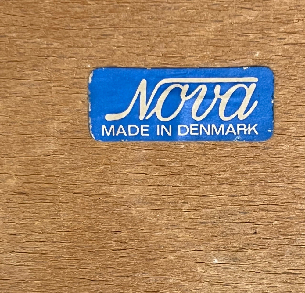 Teakbord märkt med NOVA Made in Denmark hos GRETRO