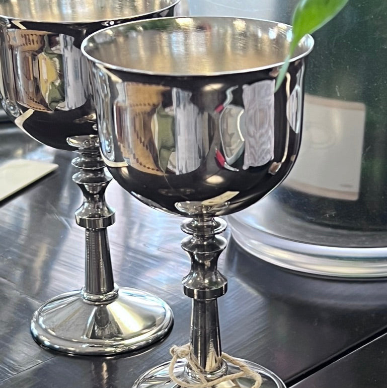 Ett par silverpläterade bägare tillverkade i mässing. Märkta "Silverplated on Brass, Made in Hong Kong". Höjd 13 cm koppens diameter 7 cm.
