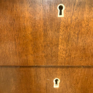 Alla de tre större lådorna mitt på byrån i mahognysfaner fram har lås och likaså skåpluckorna på sidorna. En nyckel medföljer.