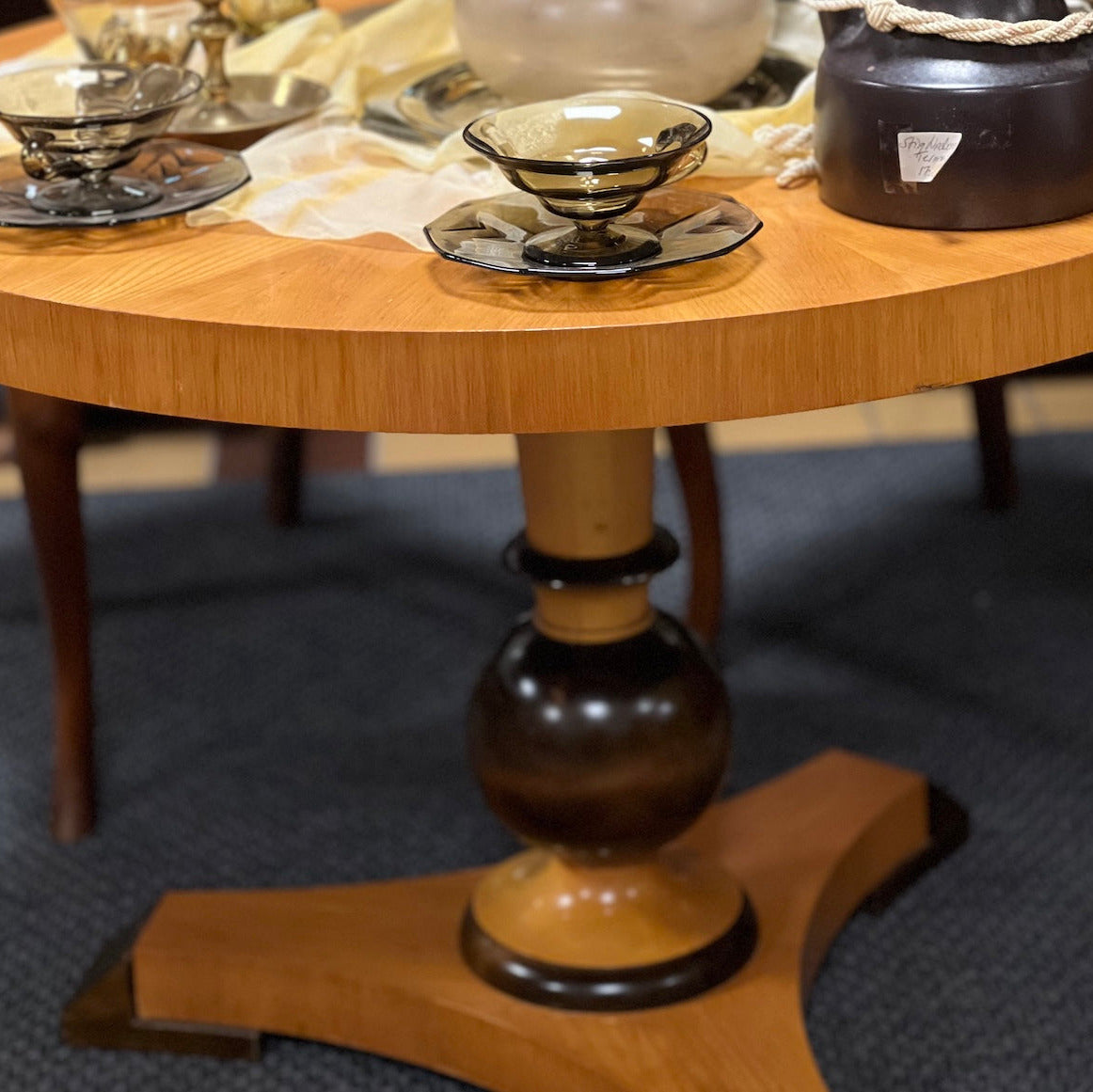 Bordets klassiska form och gedigna hantverk gör det till ett utmärkt val som soffbord, mindre matbord, spelbord eller sidobord.