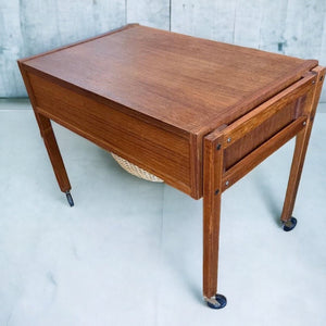 Vackert sybord/sidobord för t ex soffan för att ha stickgrejer eller tryckaren i. 