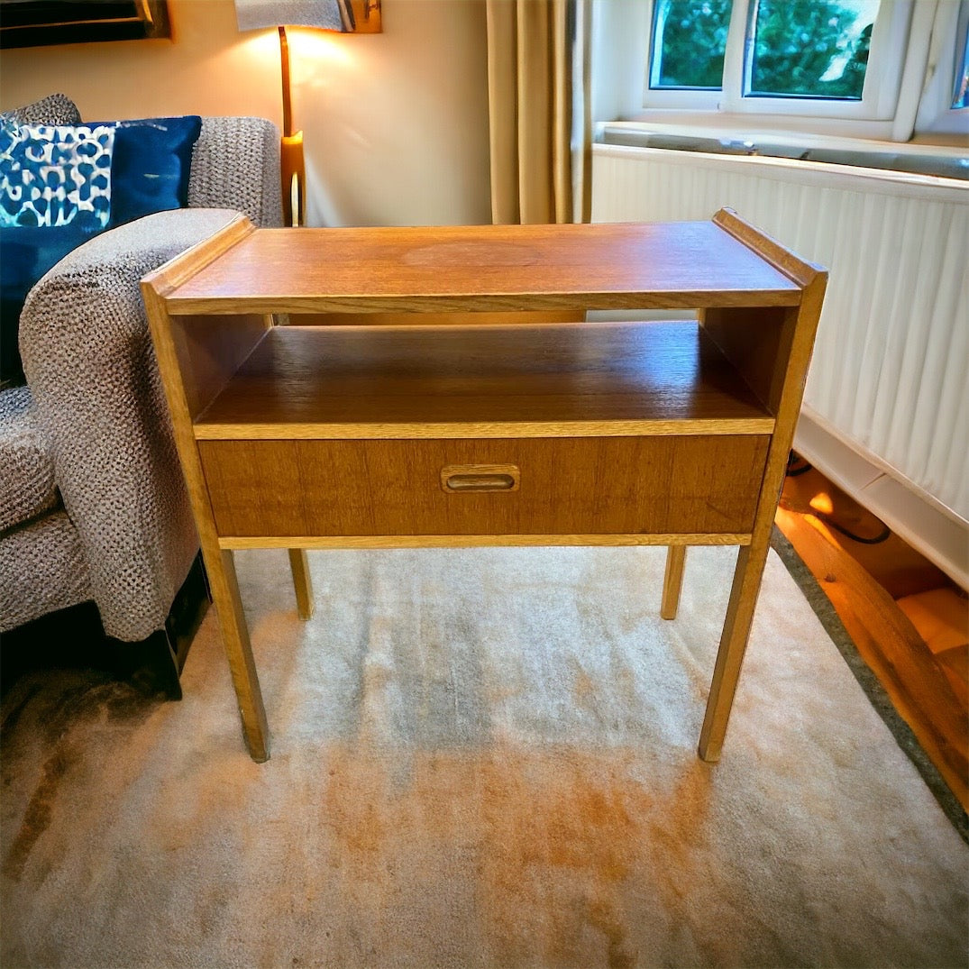 Hallbord eller sängbord i klassisk retrodesign från 60-/70-talet.