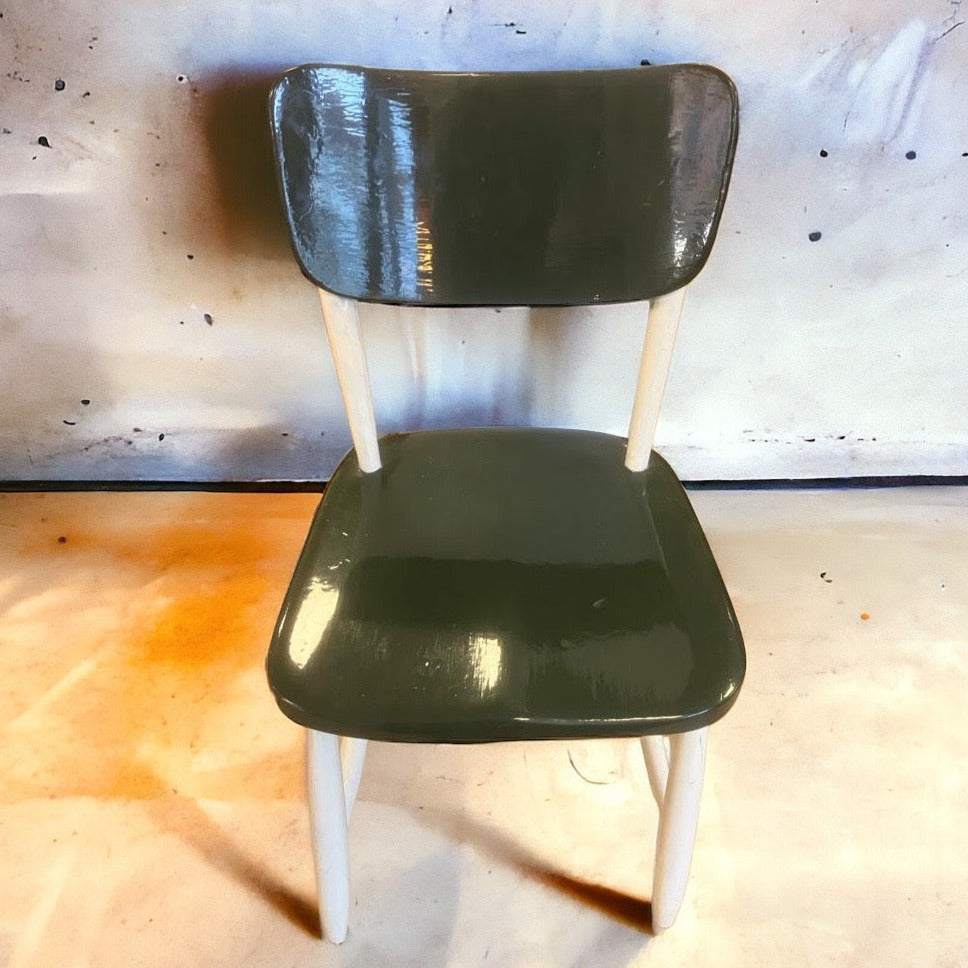Trevlig köksstol i bastant design från 40-talet.