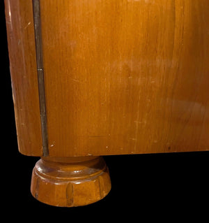 Krivbordet från 30-talet i alm har fina runda ben att stå på.