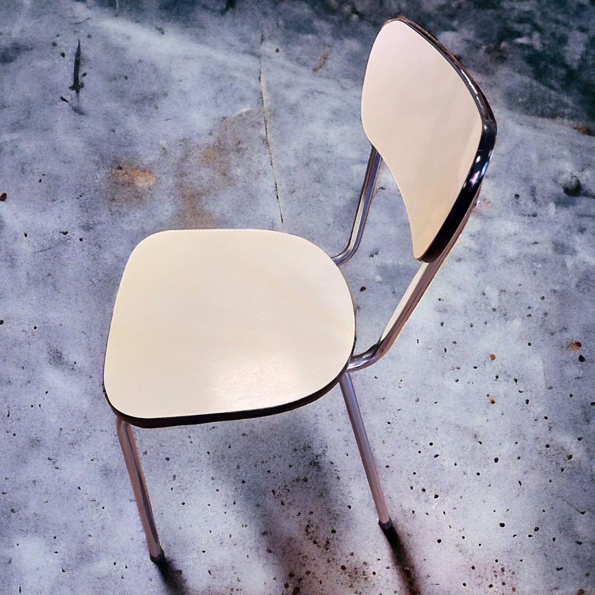 Stolen har sitsen och ryggen i Formica, samma som Perstorpslaminat. Formica-materialet innebär att de fyra stolarna är oömma. 