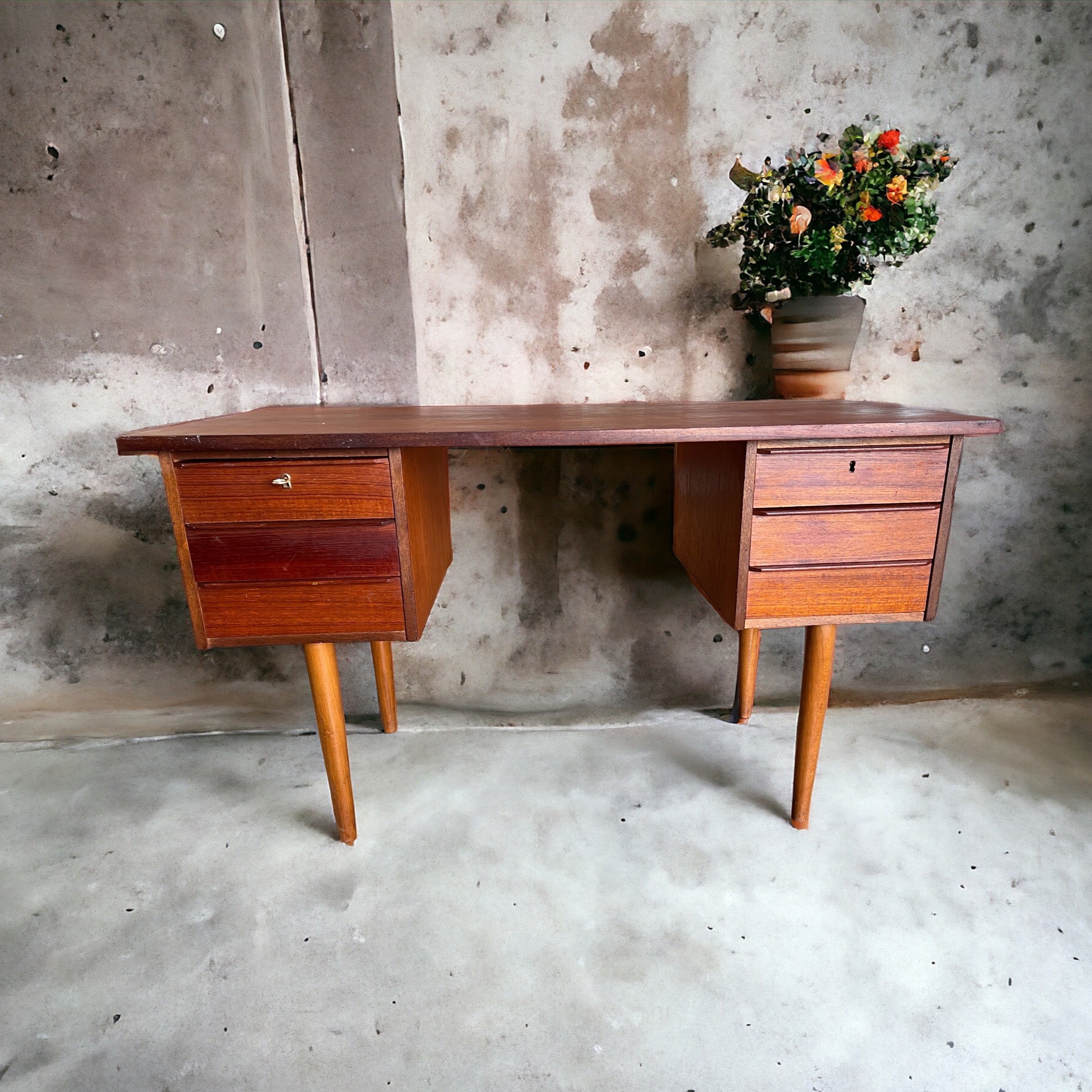 Karaktärsfullt och vackert skrivbord som tillverkats i Danmark. Två hurtsar finns på vardera sidan med graciösa och behagligt formade avsmalnade ben