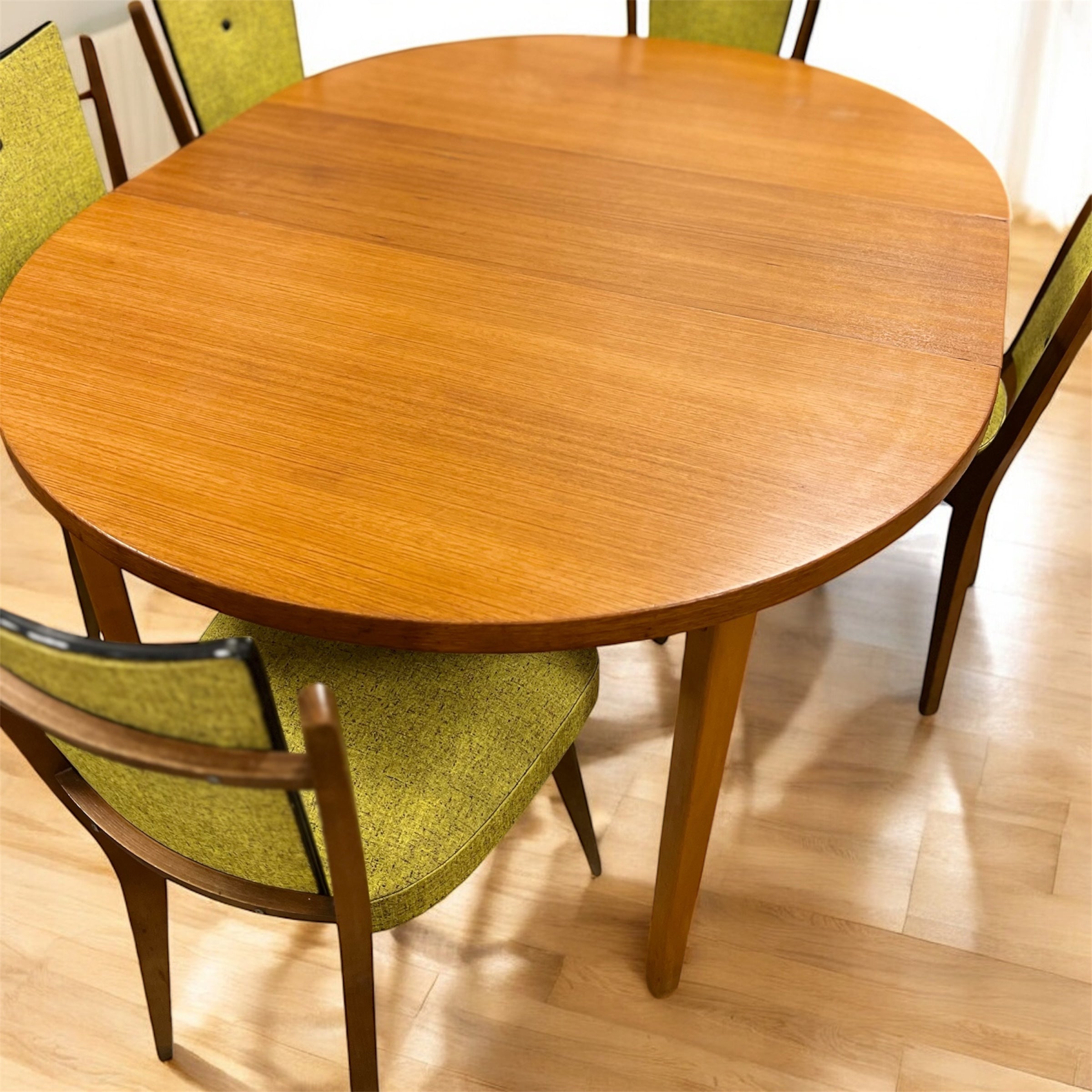 Smakfullt runt matbord i teak med iläggsskiva